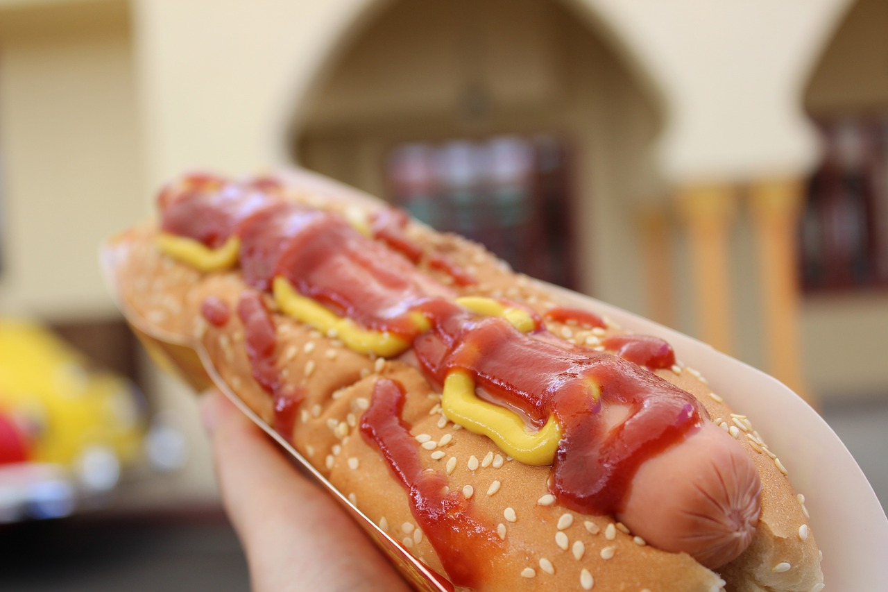 Record : 76 hot-dogs engloutis en 10 minutes (vidéo)