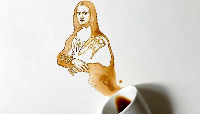 Elle peint des oeuvres avec le café qu'elle renverse