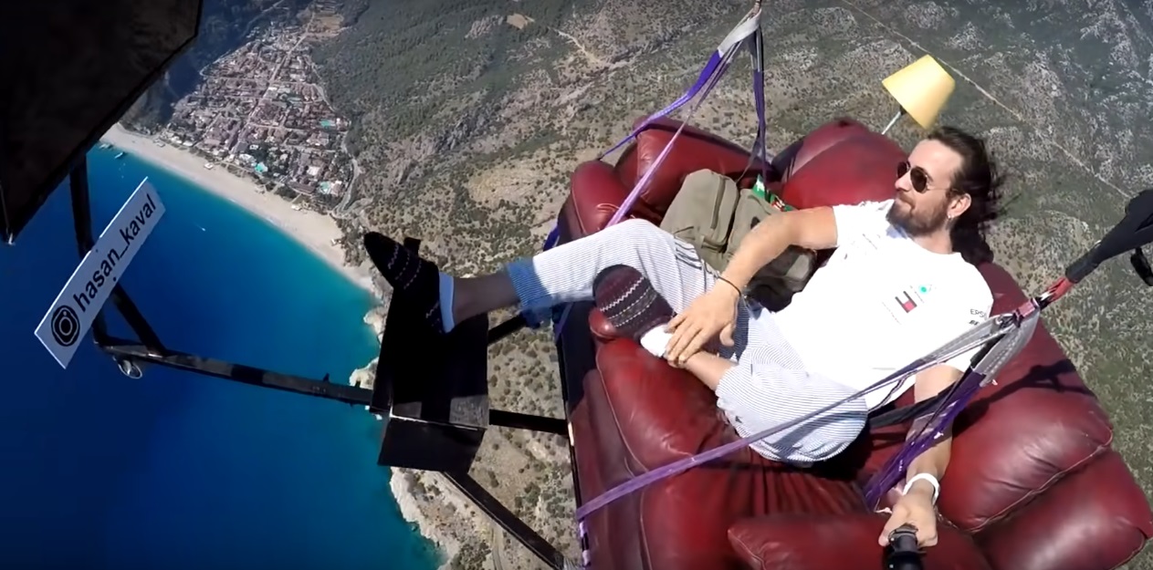 Il vole dans les airs sur un canapé (vidéo)