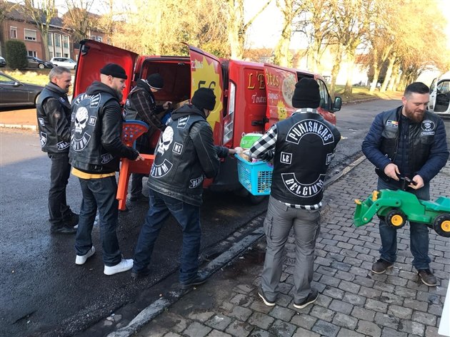 Des motards généreux offrent des cadeaux à des familles pauvres